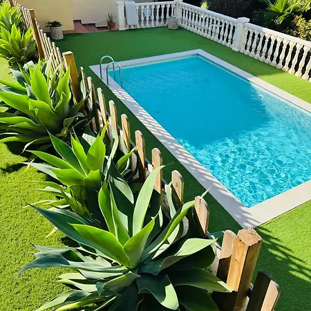 Spacious On Golf Course 木屋